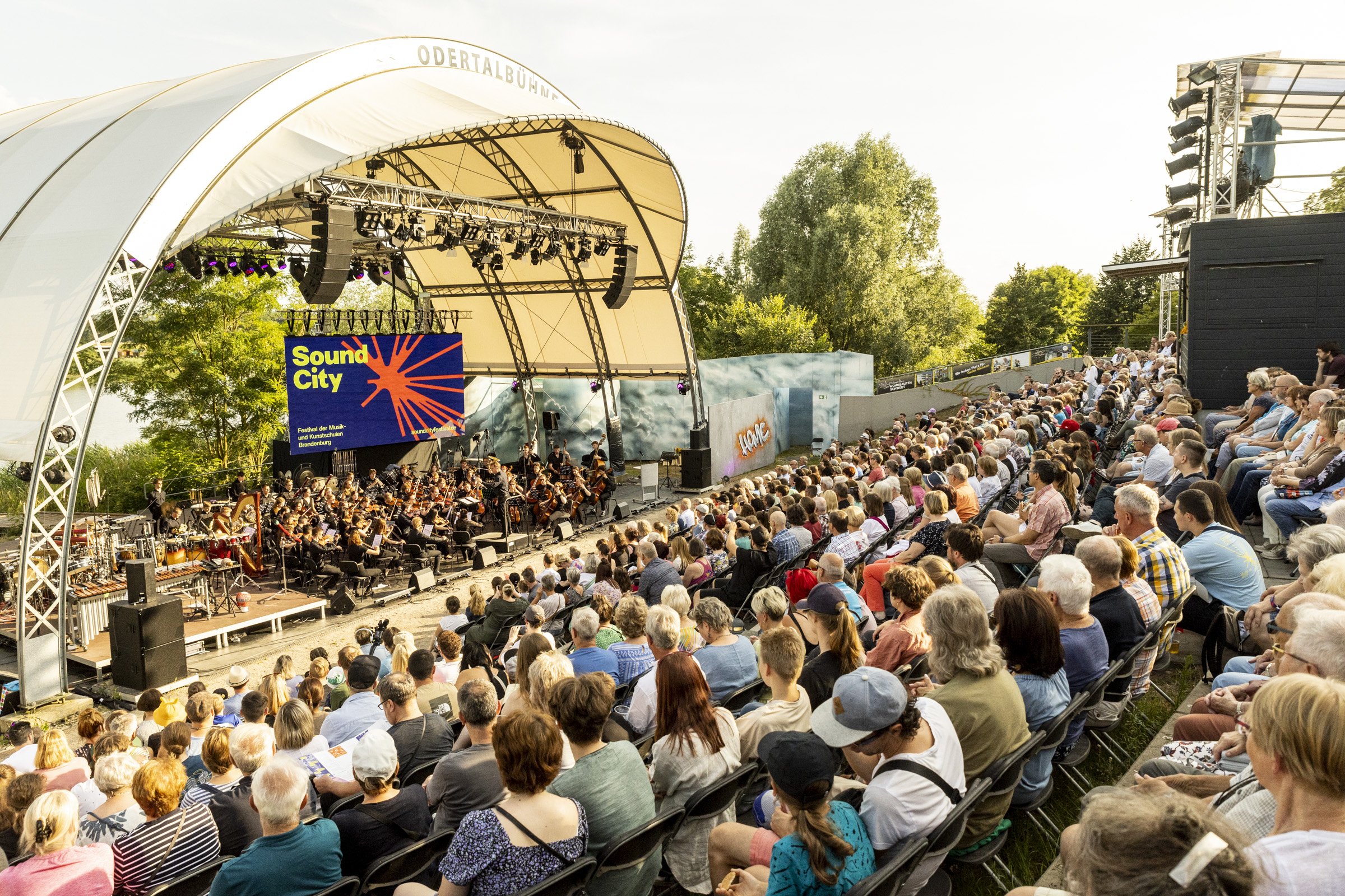 Sound City 2023 in Schwedt, Orchester auf großer Freiluftbühne vor Publikum